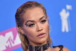 Rita Ora pokazała piersi na czerwonym dywanie. Jej sukienka nie zasłania zbyt wiele