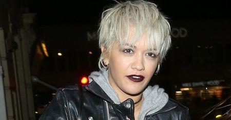 Odmieniona Rita Ora. Piosenkarka ścięła włosy na krótko