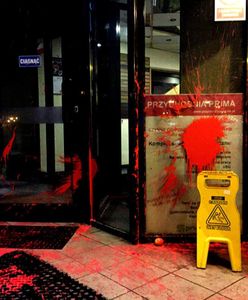 Sprawca ataku na biuro PiS jest znanym pisarzem. To nie był jego pierwszy wybryk