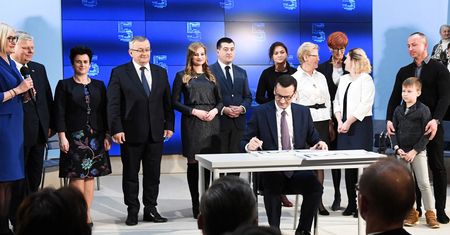 Piątka Kaczyńskiego. "DGP": Minister finansów została postawiona przed faktem dokonanym