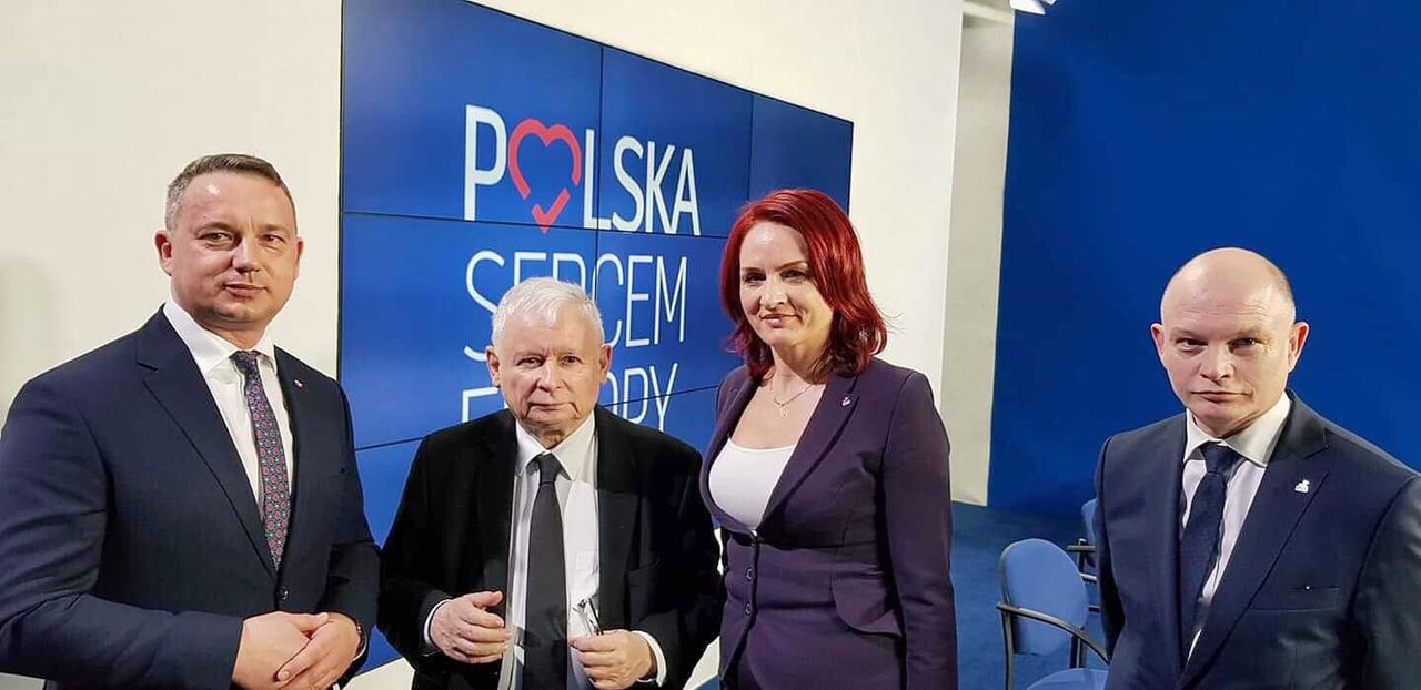 Zamknięta narada w PiS. Poseł pokazał zdjęcia