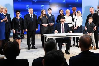 Piątka Kaczyńskiego. "DGP": Minister finansów została postawiona przed faktem dokonanym