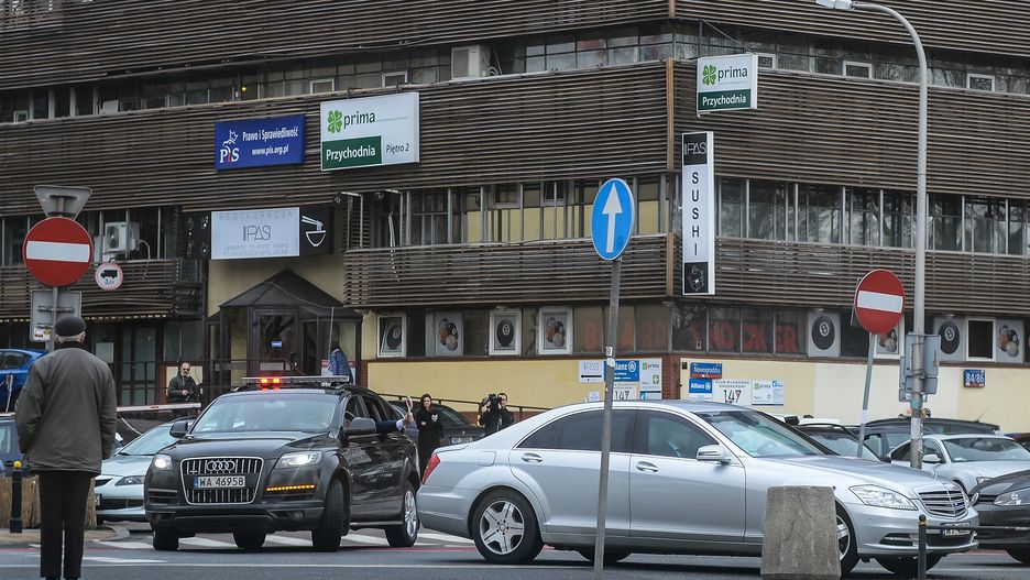 Wokół siedziby PiS budowane jest ogrodzenie