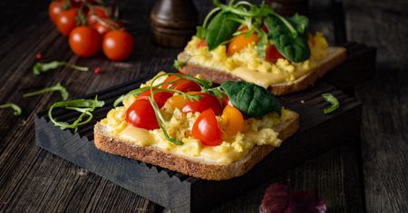 Tost na śniadanie i kolację. Pyszne przepisy na tosty