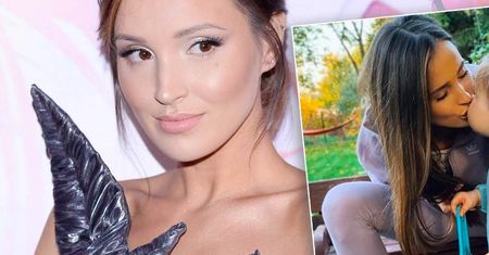 Marina z synem bawią się w piaskownicy. Liam jest tak samo stylowy jak jego mama