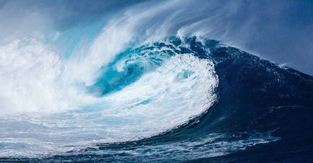 Kilkunastometrowe fale u wybrzeży Sydney. Jeden z surferów bezskutecznie próbował okiełznać żywioł