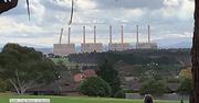 Kominy upadły jak kostki domina. Efektowne wyburzenie elektrowni w Australii