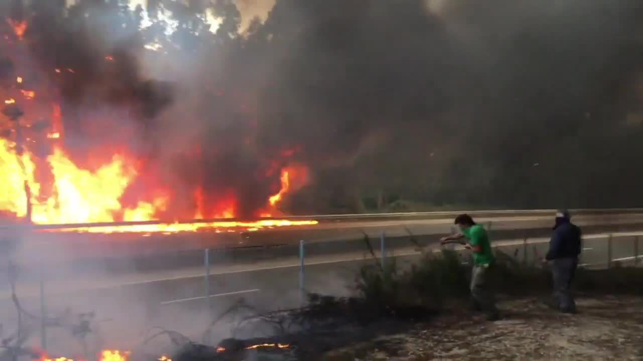 Groźny pożar w Hiszpanii. Ogień wdziera się na autostradę, 2 osoby nie żyją