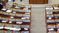 Opozycyjni deputowani czytają na pustej sali gazety