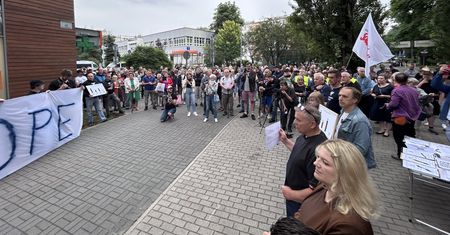 Protest przeciw "meczetowi" w Krakowie. Kontrmanifestanci upomniani