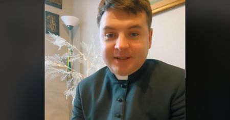 Tak ksiądz zachował się podczas kolędy. Internauta: "Ciekawe, ile to kosztuje"