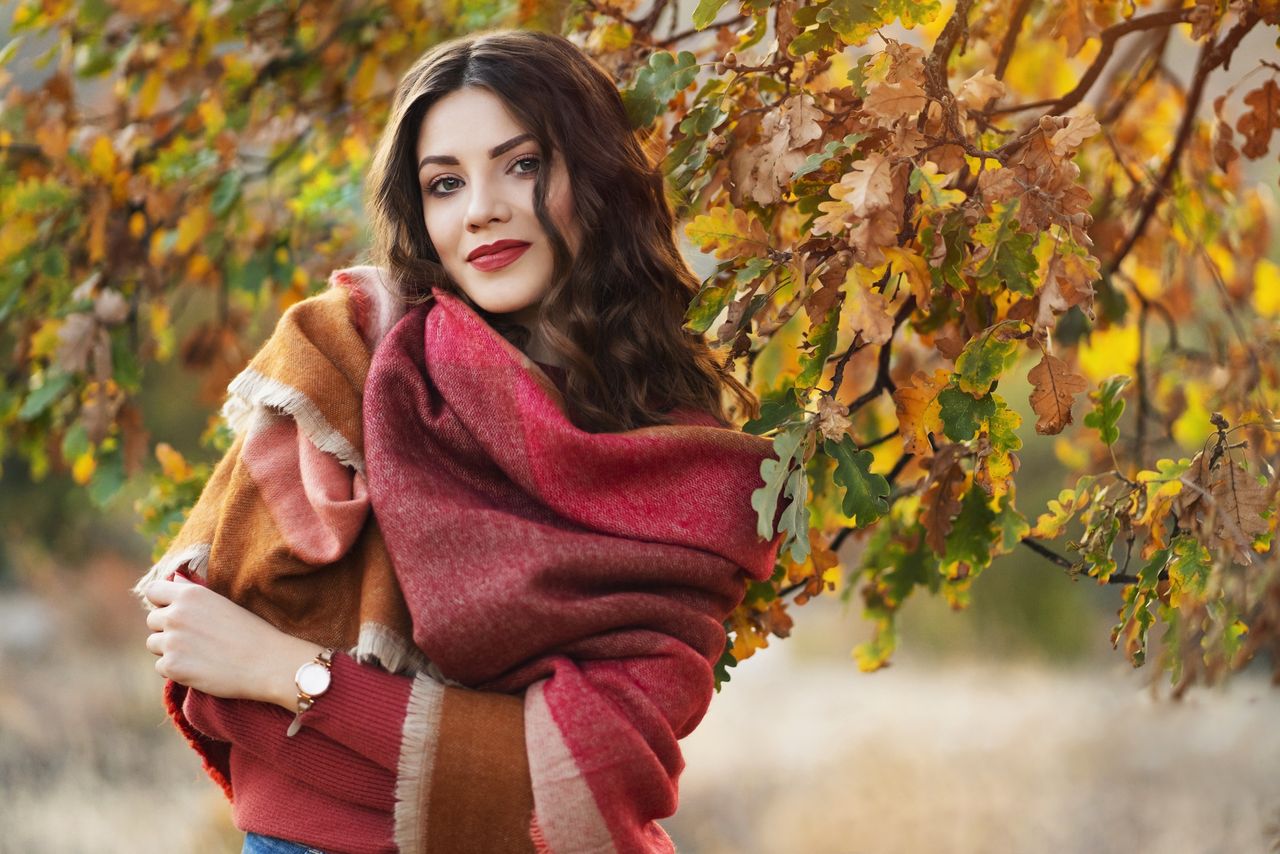 Damski szal można nosić przez cały rok, ale zazwyczaj ubieramy go jesienią i zimą.