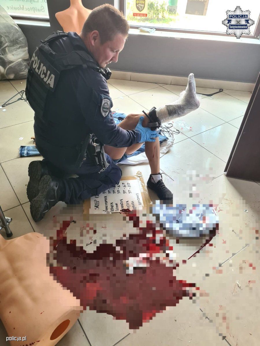 Policjanci ze Świętochłowic uratowali 51-latkę po wypadku z lustrem