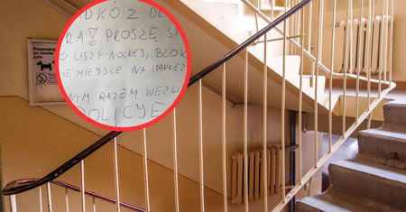 Wieszają karteczki na klatkach schodowych. Ekspertka mówi, co za tym stoi