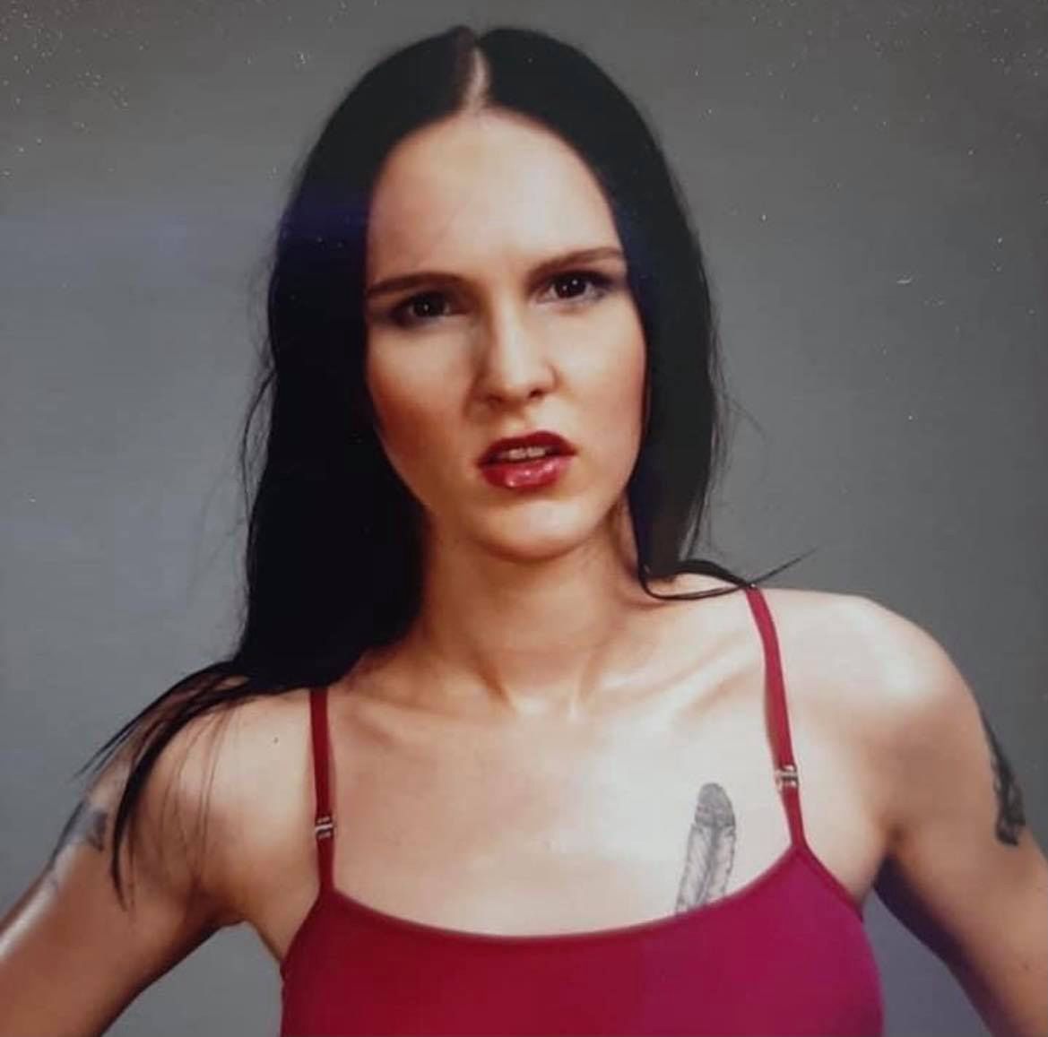 Agnieszka Chylińska eksponuje długie nogi