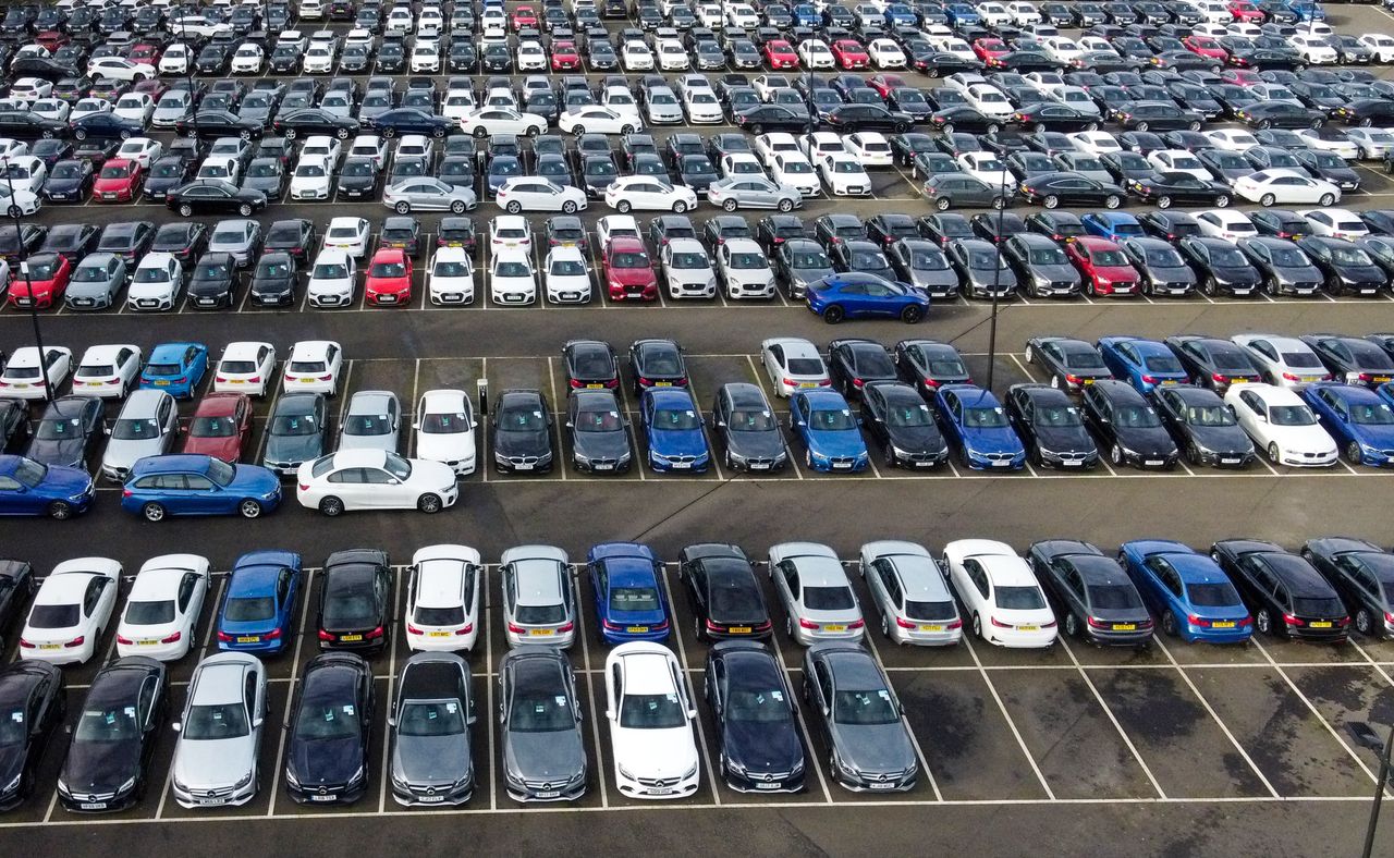 Auta na parkingu - zdjęcie ilustracyjne. Chris Ratcliffe/Bloomberg via Getty Images