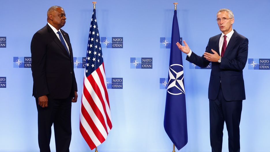 US Secretary of Defense Lloyd J. Austin III (L) and NATO Secretary General Jens Stoltenberg (R) give a joint press statement ahead of the second day of a NATO Council Defense Ministers meeting at the NATO headquarters in Brussels, Belgium, 13 October 2022. EPA/STEPHANIE LECOCQ Dostawca: PAP/EPA.