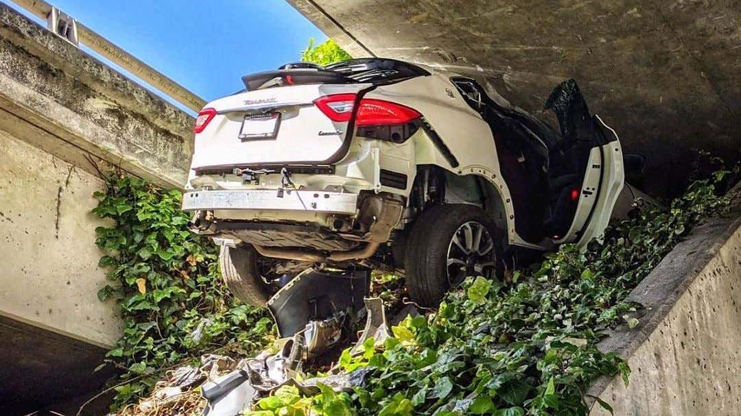 Trudno uwierzyć, że kierowca wyszedł z tego cało.