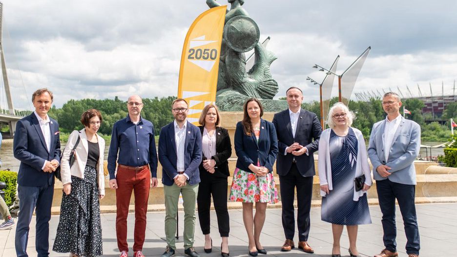 Warszawa. Wsparcie dla ruchu Szymona Hołowni zadeklarowały trzy radne i dwóch radnych warszawskich dzielnic