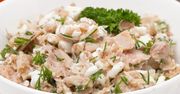 Biorę serek wiejski, tuńczyka i kilka dodatków. Po chwili mam smaczną i zdrową sałatkę