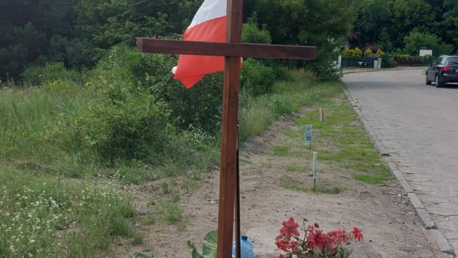 Krzyż przy ul. Parkowej pojawił się w połowie czerwca. - To miejsce modlitwy do Boga o zdrowie i ochronę przed trującym odorem z kompostowni – piszą mieszkańcy.