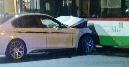 Wjechał na czerwonym, uderzył w trolejbus. Pasażerka BMW trafiła do szpitala