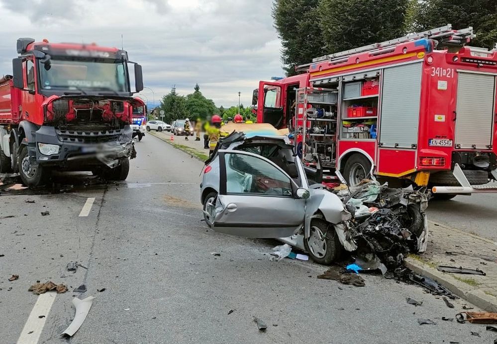 Peugeot zmiażdżony po zderzeniu z ciężarówką. Jedna osoba nie żyje