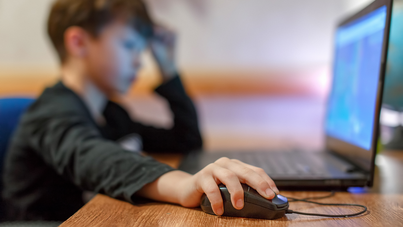 Pornografia wśród dzieci. 64 proc. czerpie wiedzę na temat seksu jedynie z internetu. "To jest bardzo ważna sprawa w dyskusji o potrzebie edukacji seksualnej w Polsce"