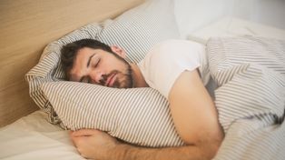 Śpimy, ale się nie wysypiamy. Wyniki badań napawają niepokojem
