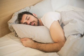 Śpimy, ale się nie wysypiamy. Wyniki badań napawają niepokojem