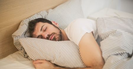 Śpimy, ale się nie wysypiamy. Wyniki badań napawają niepokojem