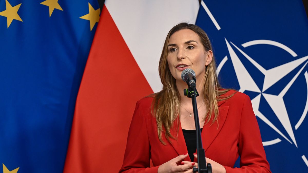 Gdańsk, 28.05.2026. Pełnomocnik rządu ds. instrumentu na rzecz zwiększenia bezpieczeństwa Europy Magdalena Sobkowiak-Czarnecka podczas podpisania umowy na dostawę okrętów hydrograficznych pod kryptonimem HYDROGRAF, 28 bm. w Stoczni Remontowej Shipbuilding S.A. w Gdańsku. Umowa na dostawę okrętów jest finansowana ze środków pozyskanych w ramach programu SAFE. (amb) PAP/Adam Warżawa