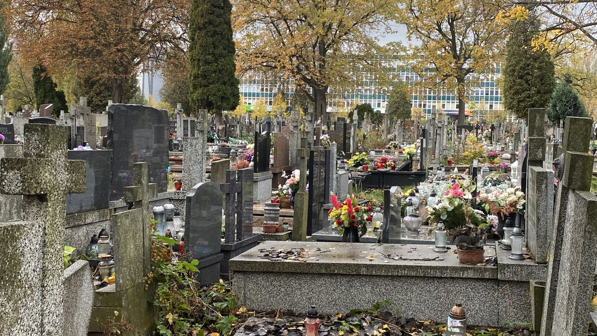Na miejskich cmentarzach uroczyście, ale coraz skromniej. Zamiast wystawnych dekoracji i wielkich lampionów coraz częściej widać małe bukieciki z naturalnych kwiatów i zapomniane przez lata otwarte znicze w ceramicznych pojemnikach 