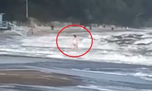 Sztorm nad Bałtykiem. Była czerwona flaga. Weszła do wody