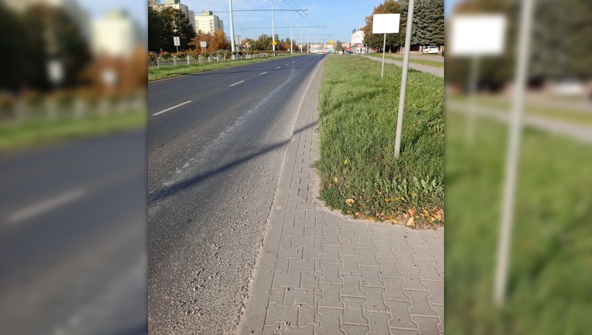 Żwir i piasek zalegające na jezdni ul. Jana Pawła II