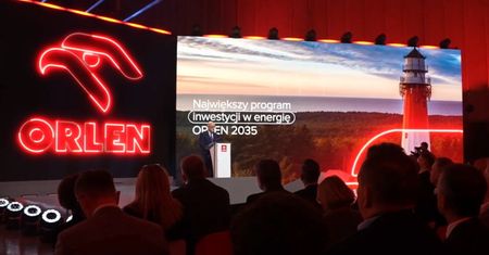Orlen pokazał nową strategię. "Próbuje połączyć wodę z ogniem"