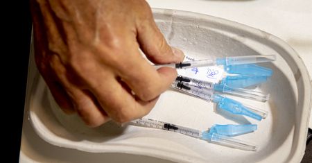 Koncern Johnson&Johnson wstrzymał produkcję szczepionki na COVID-19