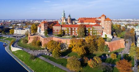 Kraków. Na papieskim kamieniu na Błoniach napisano "Piekło kobiet"