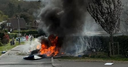 Samolot rozbił się na kempingu w Anglii. Doszło do pożaru