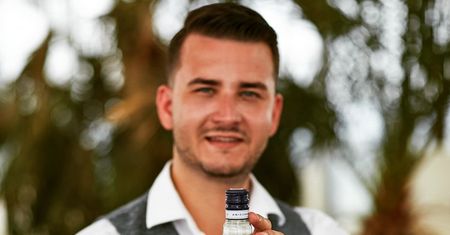 Bartłomiej Misiewicz oskarżony za wódkę "Misiewiczówkę". Sąd wyznaczył termin rozprawy