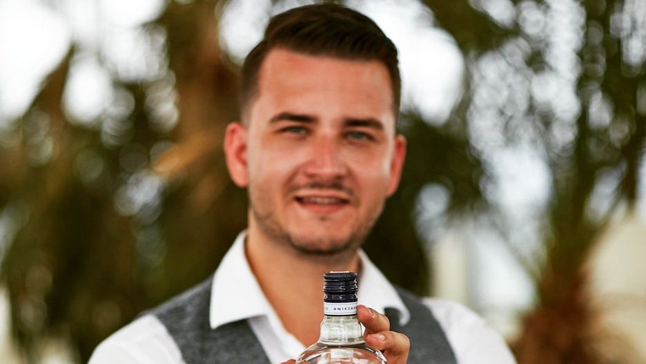 Bartłomiej Misiewicz usłyszał zarzuty za reklamę i sprzedaż wódki pod własną marką bez zezwolenia.