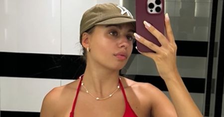 Oliwia Bieniuk zapozowała w czerwonym bikini i pokazała CHŁOPAKA!
