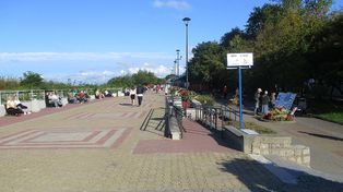 Ustka: Tłumy na promenadzie. Pogoda zachęca do kąpieli w morzu i spacerów