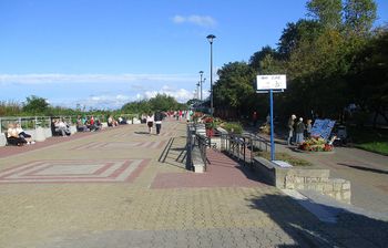 Ustka: Tłumy na promenadzie. Pogoda zachęca do kąpieli w morzu i spacerów