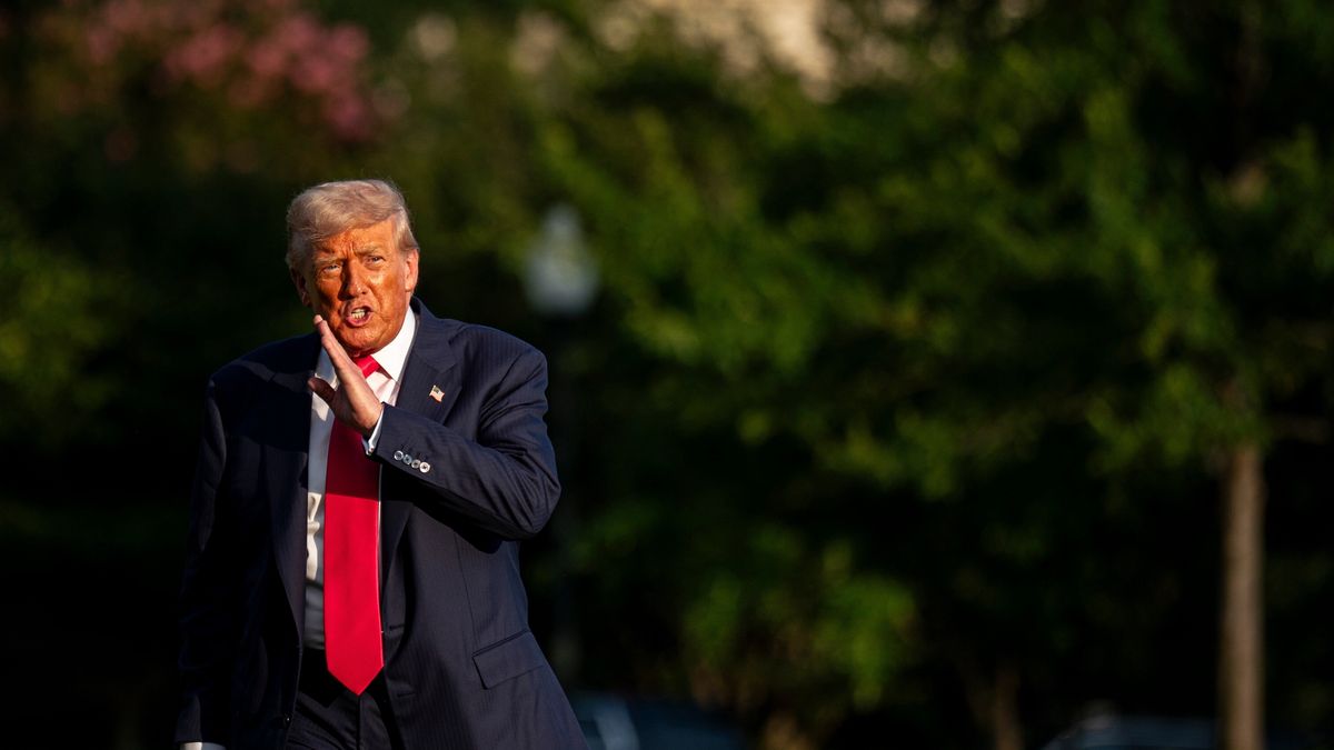 US President Trump touts 92 billion in AI, energy to boost US competitiveness
epaselect epa12240022 US President Donald Trump walks on the South Lawn of the White House after arriving on Marine One in Washington, DC, USA, 15 July 2025. Trump hailed more than $92 billion US dollars in investments in artificial intelligence and energy infrastructure during a visit to Pennsylvania, highlighting his efforts to bolster US competitiveness in the AI field.  EPA/Al Drago / POOL 
Dostawca: PAP/EPA.
Al Drago / POOL
epaselect