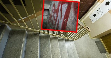 Mieszkańcy alarmują. Sąsiad dewastuje klatkę, kuje w ścianach