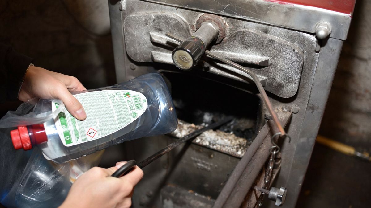 Palenie śmieci w piecu