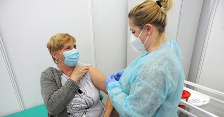 Masz 50 lat? Tłumaczymy, jak zarejestrować się na szczepienie przeciw COVID-19
