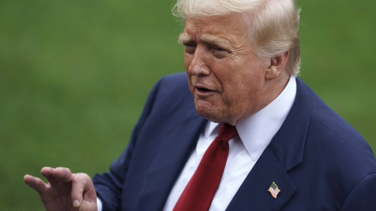 US President Donald Trump leaves Washington for the weekend
epa12278112 US President Donald Trump speaks to the media before heading to Marine One as he leaves the White House, in  Washington, DC, USA, 01 August 2025. President Trump is due to spend the weekend in Bedminster New Jersey.  EPA/WILL OLIVER 
Dostawca: PAP/EPA.
WILL OLIVER
trump, white house, leaves