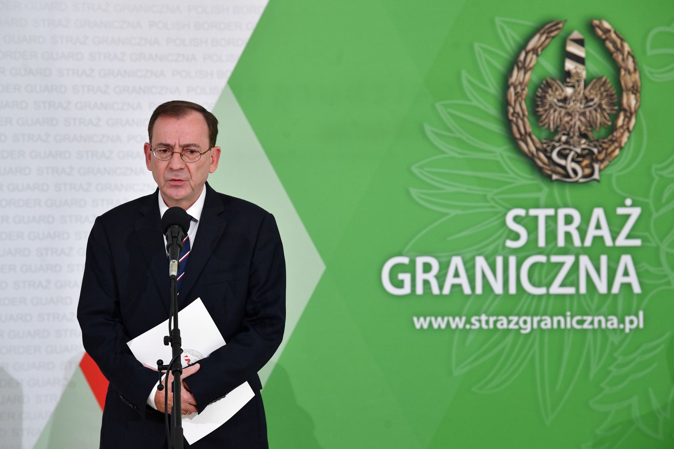 Warszawa, 27.09.2021. Minister spraw wewnętrznych i administracji Mariusz Kamiński podczas konferencji prasowej w siedzibie Komendy Głównej Straży Granicznej w Warszawie, 27 bm. Konferencja dotyczyła stanu wyjątkowego na granicy z Białorusią. (sko) PAP/Radek Pietruszka